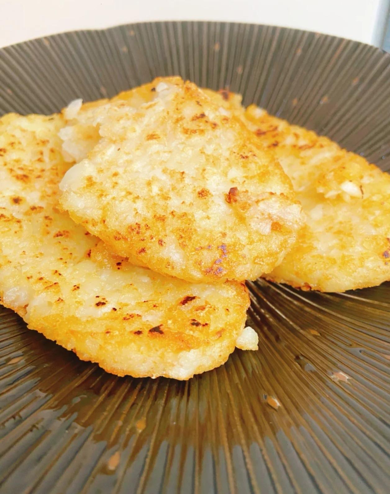 三块炸薯饼，配上一点鱼子酱、一勺法式酸奶油和几粒香葱——这份名叫“Fancy A