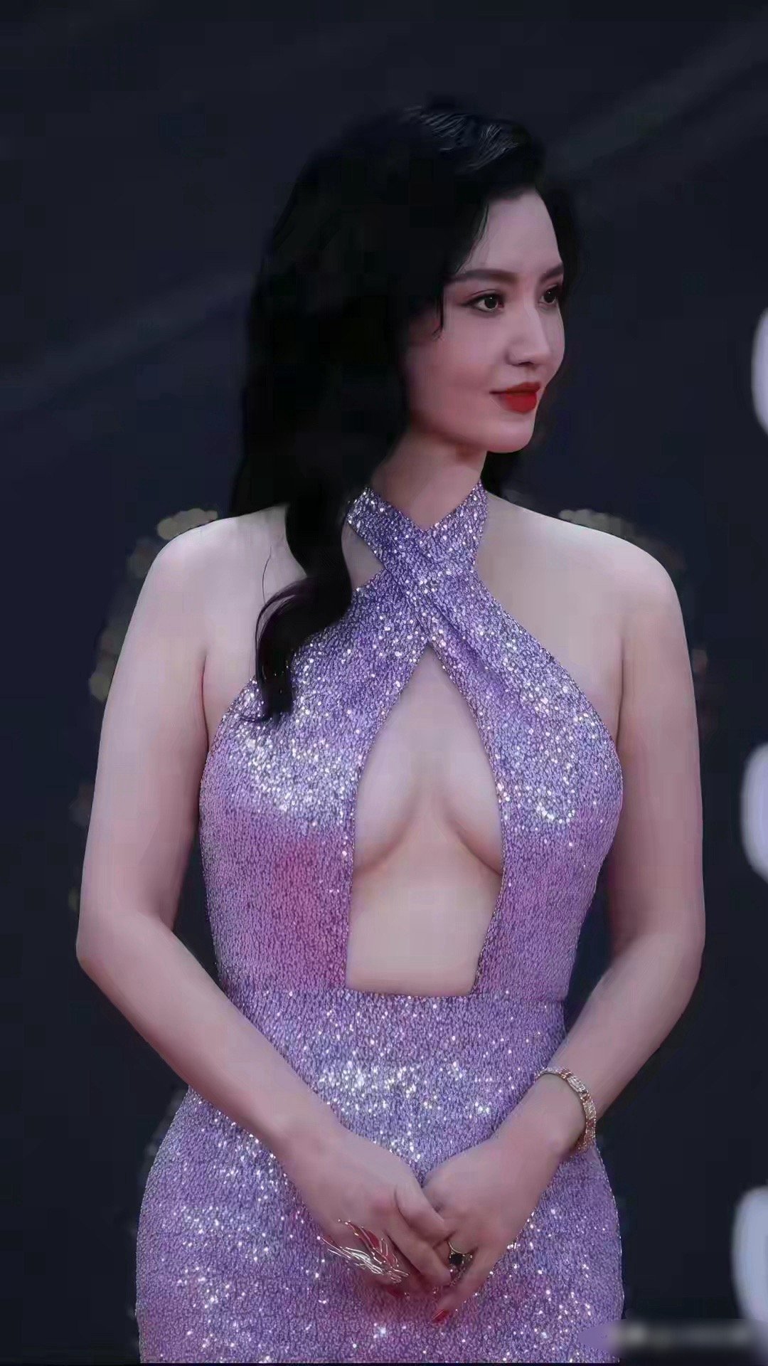 张萌这么性感穿这套衣服不尴尬吗？ 