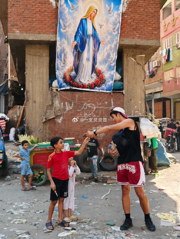 4次考公失败后花2万2旅行6国看到那位妈妈说“老娘扛你看世界，你替老娘圆梦”，忽