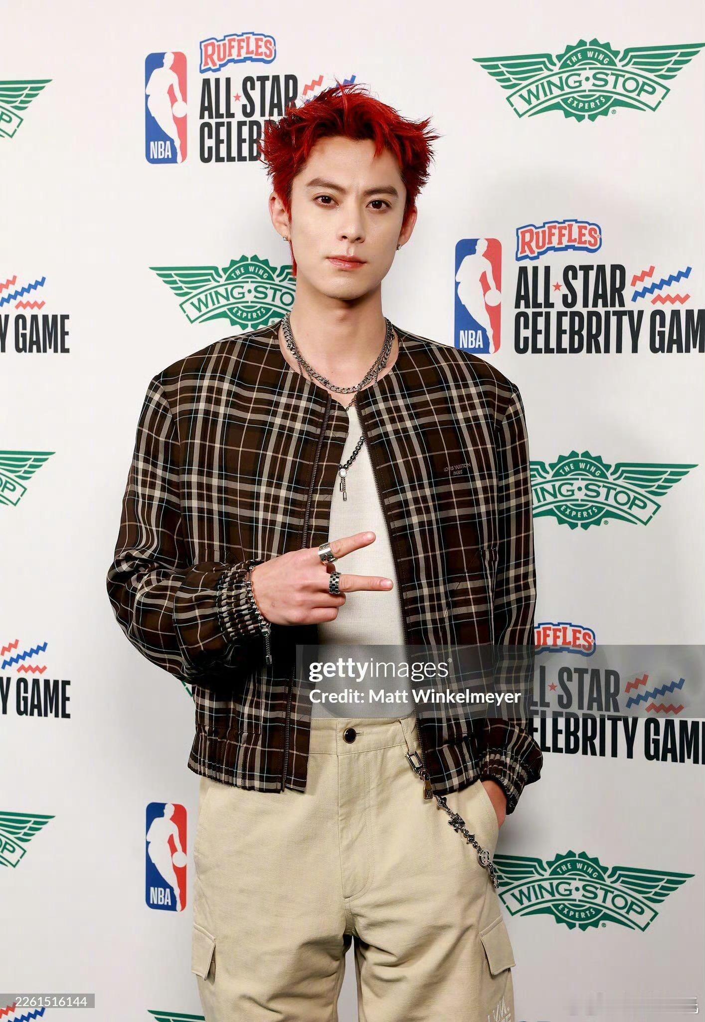 王鹤棣NBA宣传星河入梦 王鹤棣拿着星河入梦折扇出场的画面太有记忆点了，东方元素