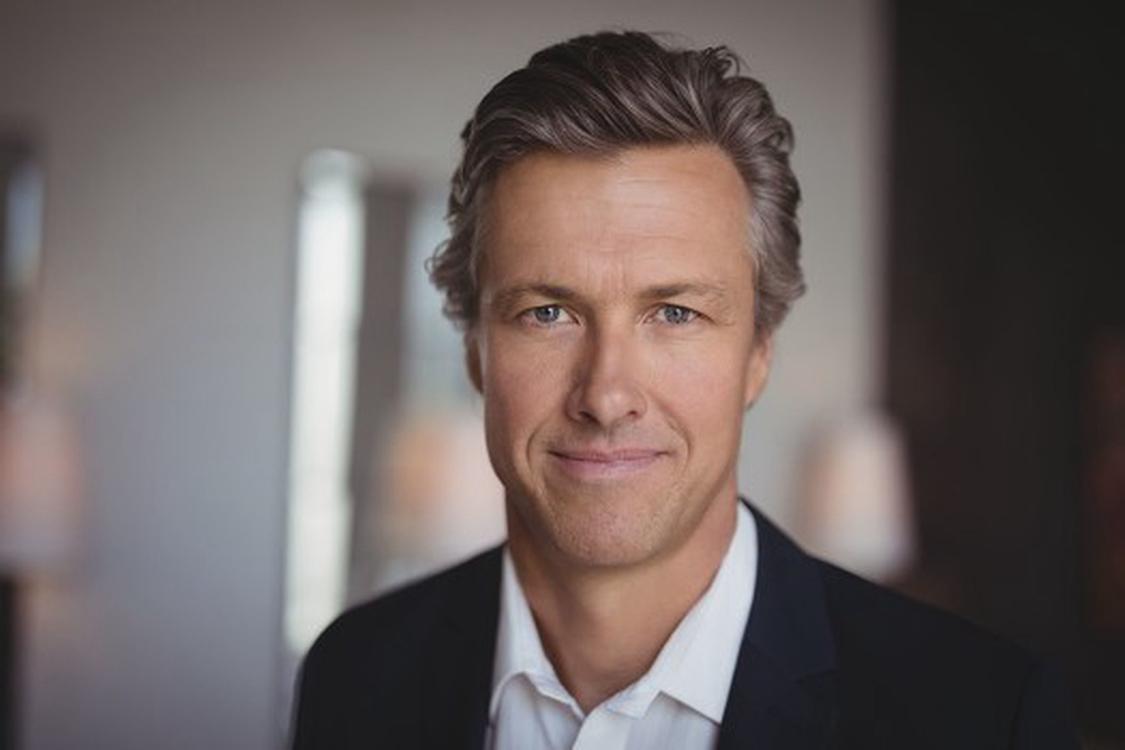 2月12号，德银顶级策略师萨拉维洛斯再次硬刚贝森特。上个月他就惹恼了财政部长贝森