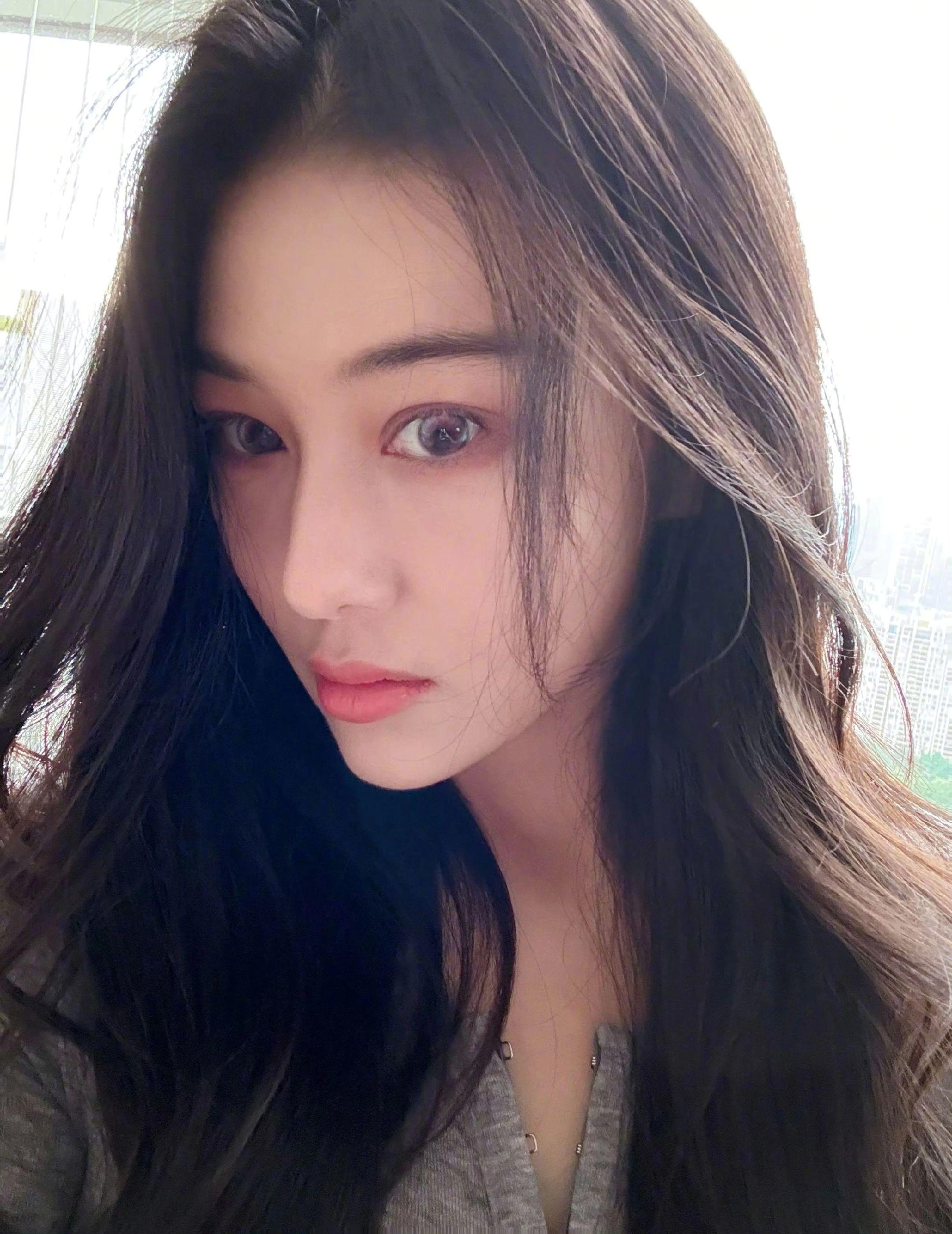 张馨予｜万圣节的眼瞳。“今天就适合戴个吓人的眼瞳子，给吃糖吗？ ”