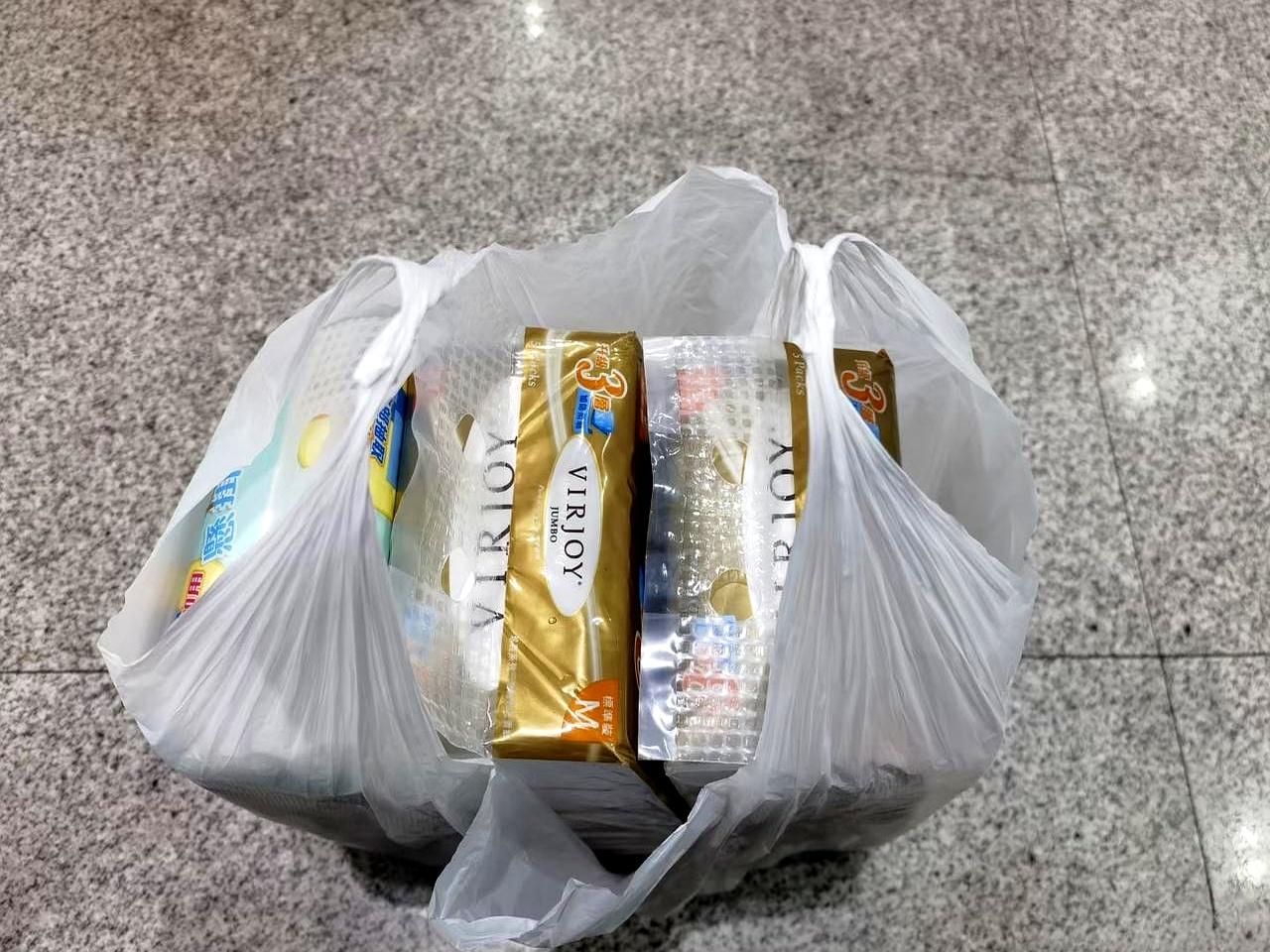 在西九龙站这种时候，被拦住的不是行李箱，是心跳。
刷完内地海关，刚要过机，人员领