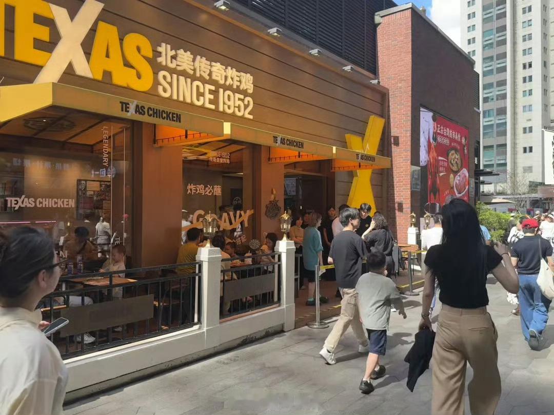 美国炸鸡巨头上海首店代排费150美国炸鸡品牌德克圣堂炸鸡中国首店在上海开业爆火，