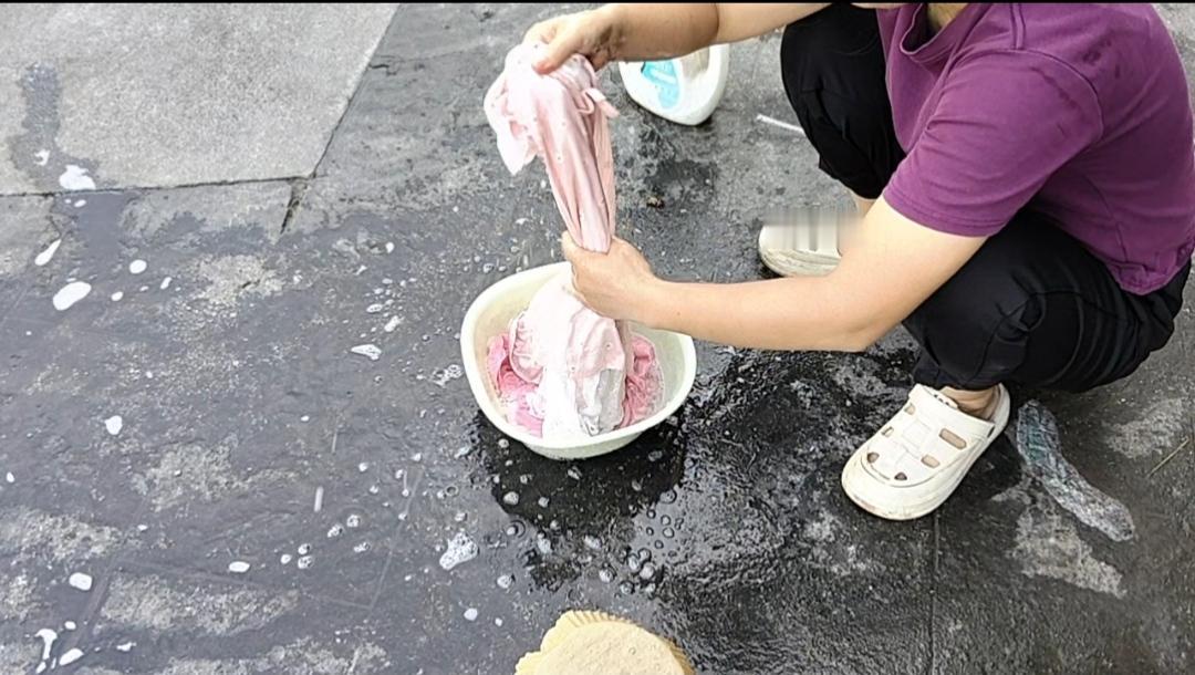 快10点了，终于把上午的基本家务做完了。洗衣服，打扫门店卫生，准备饭菜，个体户看