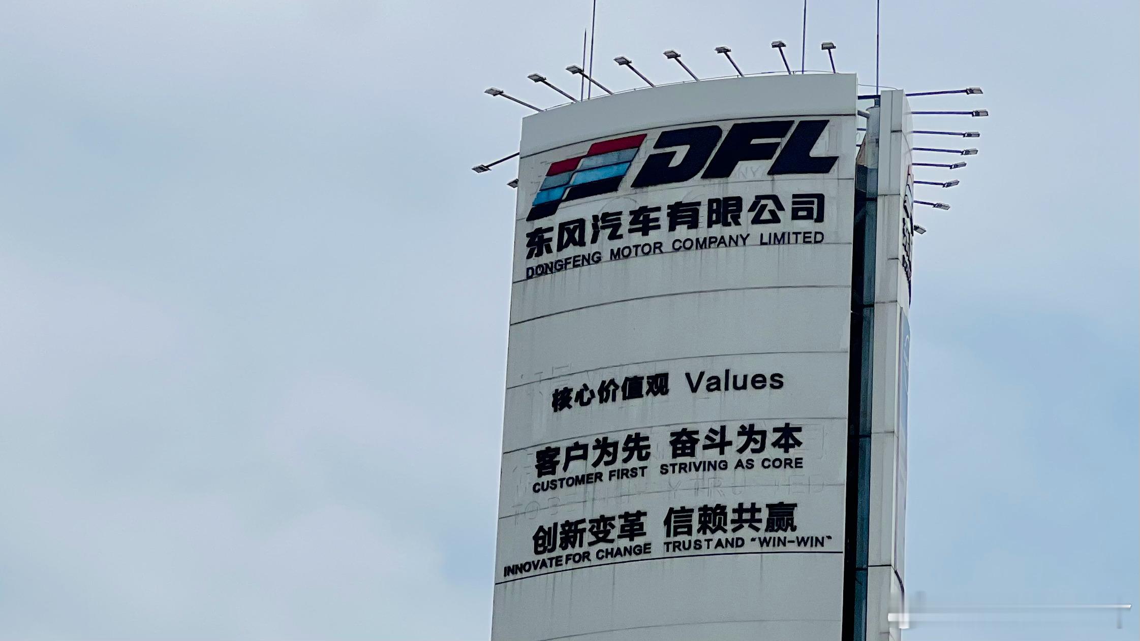 机票买迟了，五点半的飞机，现在已经完事了，要在机场待5个小时，好刺激[泪]  ​