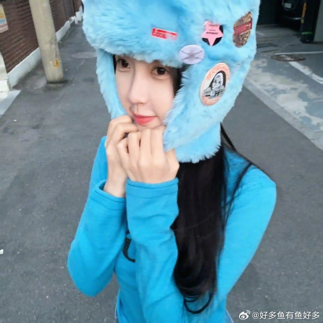 虞书欣和WAKUKU同款帽子💜虞书欣戴上同款紫色毛绒帽，软萌气质直接拉满，毛绒