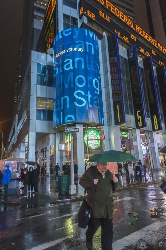 分析师那句“不要在人多的地方淘金”火了，6亿阅读量不是盖的。前两天老同学半夜微信