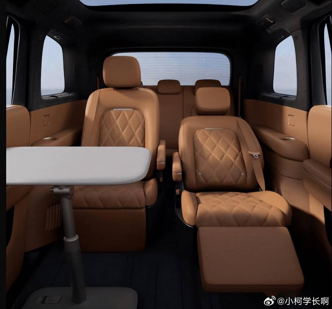 高端大型SUV赛道正在迎来清晰分化：理想、问界坚持六座路线，把多人出行作为核心标