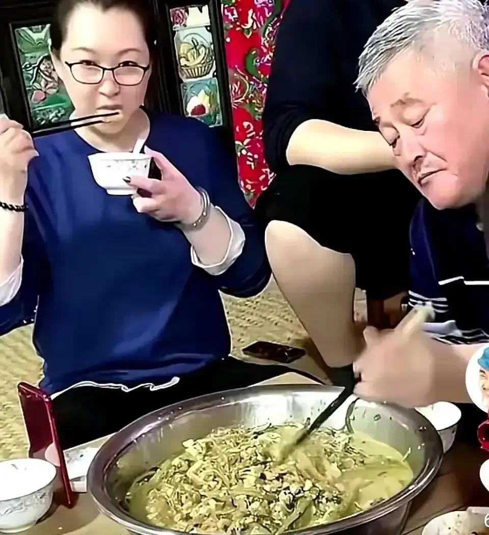 蹲地扒粉条，他身价百亿
 
镜头里，赵本山把酸菜粉条往嘴里送，旧棉袄袖口磨得发亮