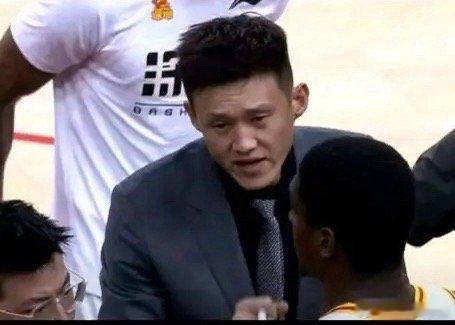 深圳男篮新赛季换了澳大利亚教练迈克尔·凯利。 这位58岁的教练以前打球超厉害，拿