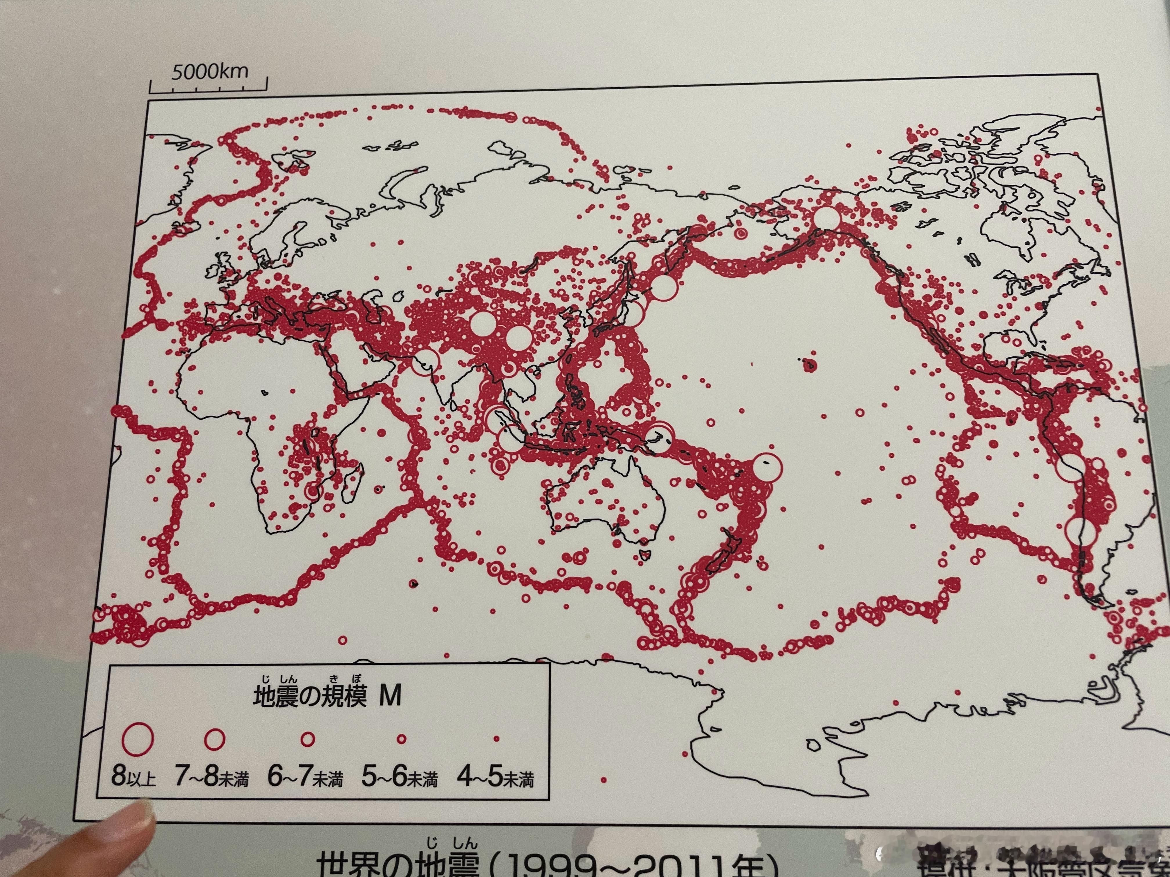 看到地震和海啸的消息，想起参观大阪的海啸与灾害防御所时拍的这张图 