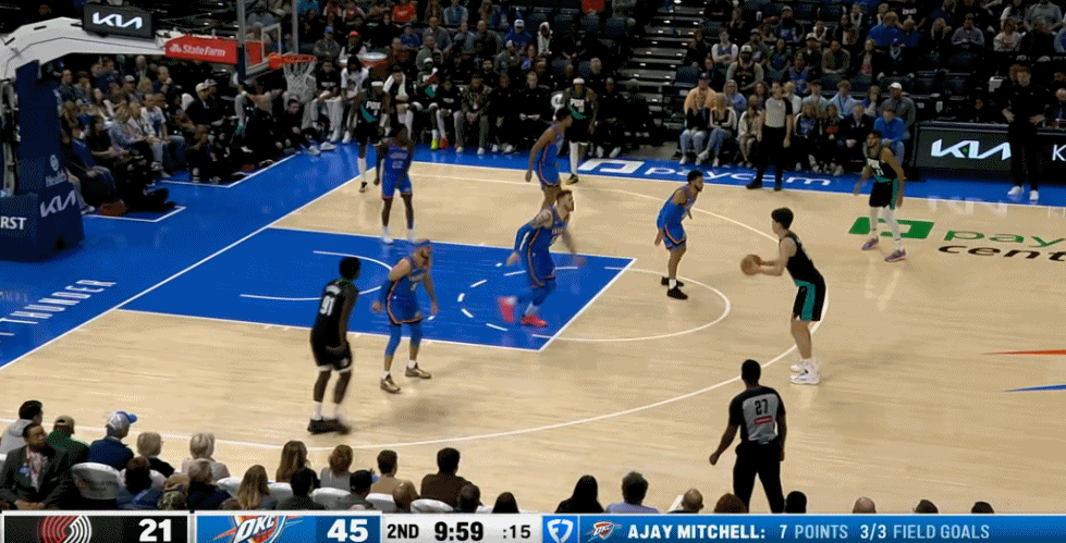 开拓者打雷霆，目前大比分落后，杨瀚森命中了自己NBA生涯第一个三分球！ 