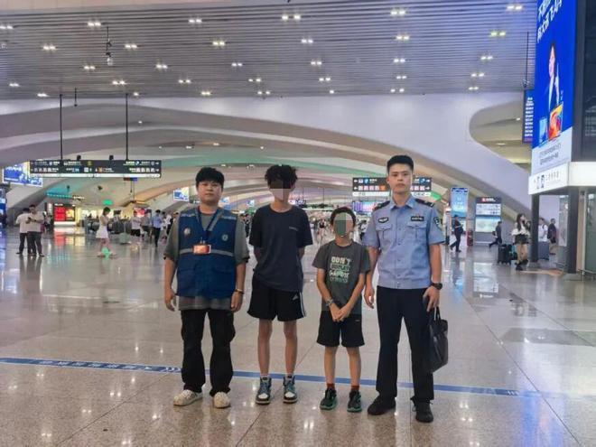 广州荔湾，俩男孩千里迢迢来投奔亲戚过暑假，结果亲戚竟把他俩丢在出租屋跑去深圳打工
