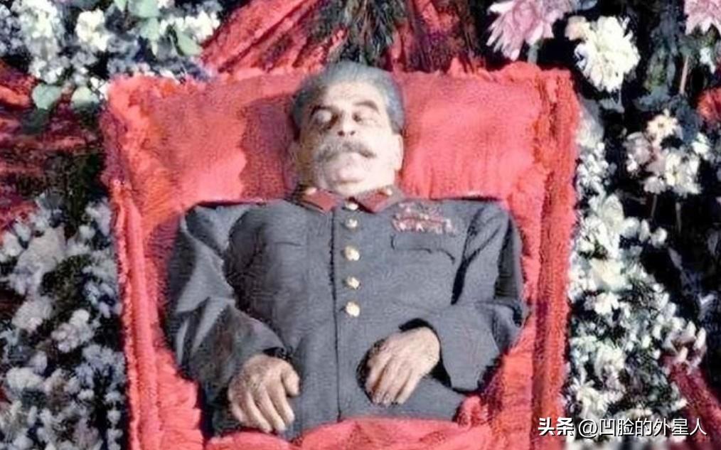 1961年，斯大林坟墓被挖开，军官们将其从水晶棺中抬了出来， 亲手剪掉他军服上所