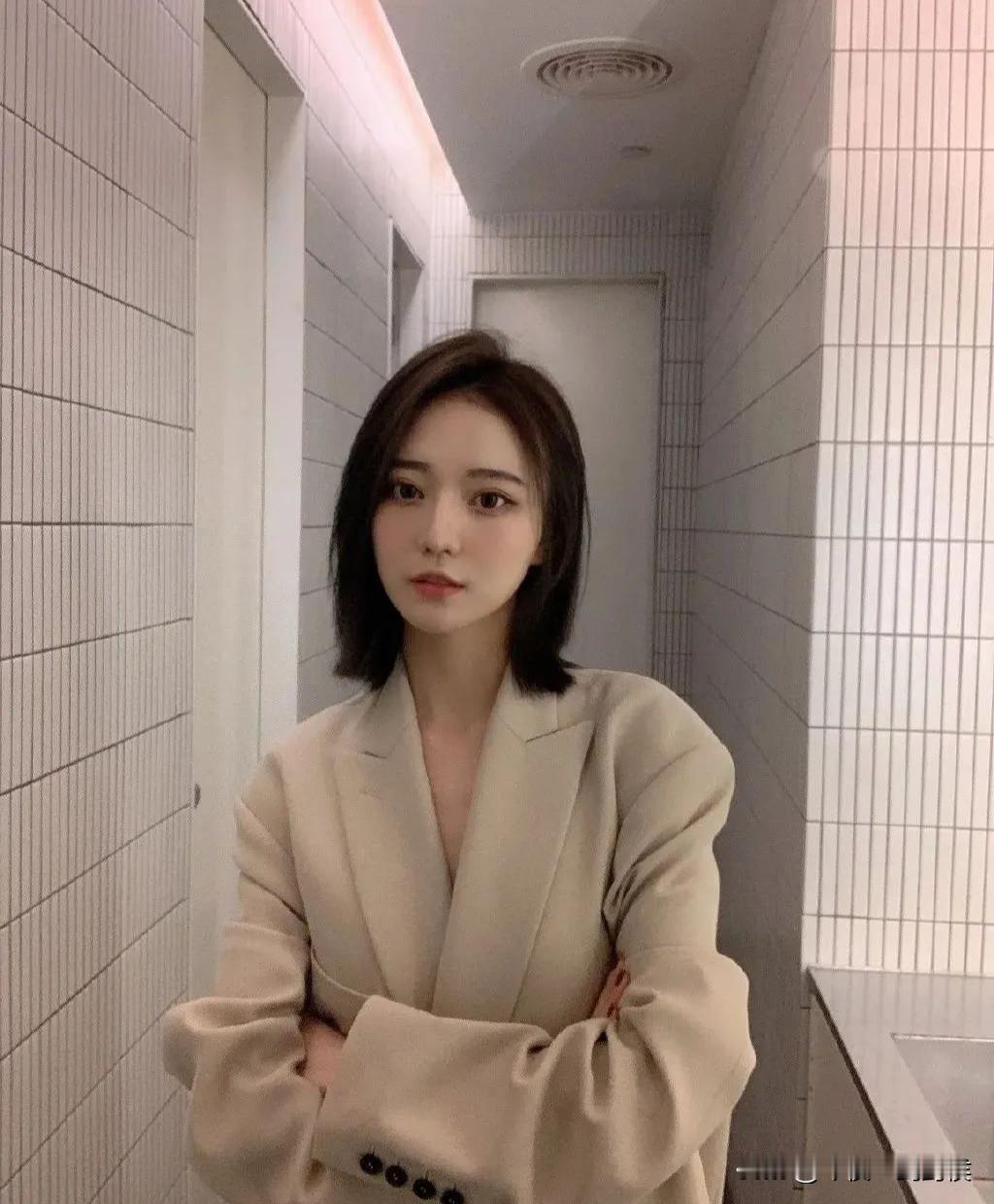 去个厕所，顺手关灯，洗个手，欣赏一下自己盛世美颜，一转头，身后站着个超性感的妹子