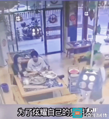穿黑色连衣裙子的女子，还是有虎劲的，不是结结实实的摔了两下，估计狼狈不堪的应该是