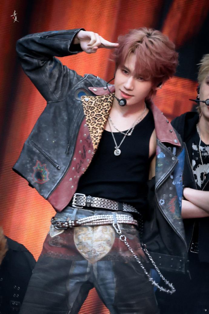 张真源皮衣帅小伙张真源摇滚帅哥 张真源摇滚帅哥，张真源皮衣帅小伙，谁懂这个张哥今