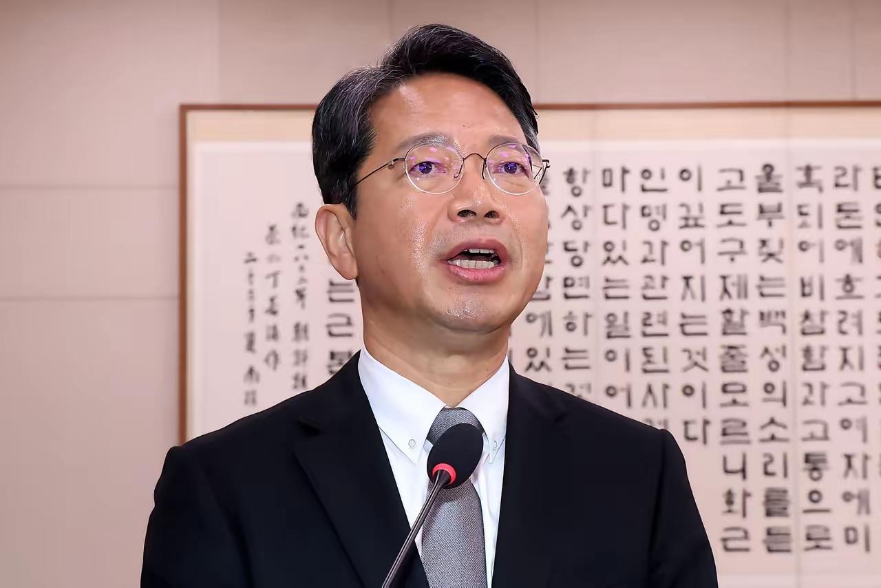 韩国总统李在明提名的法务部长官金胜源辞去候选人，同时他表态将继续彻查尹锡悦和韩东