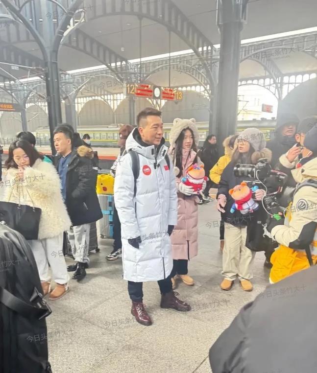 看他是谁？2025年央视春晚主持人竟然没有他，有龙洋任鲁豫、撒贝宁尼格买提，还有