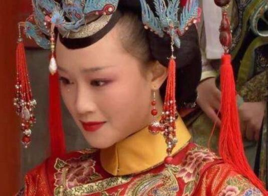 蓝盈莹往那儿一站，身边合影的女明星瞬间变“凹”字。

蓝盈莹身高一六九，加上高跟