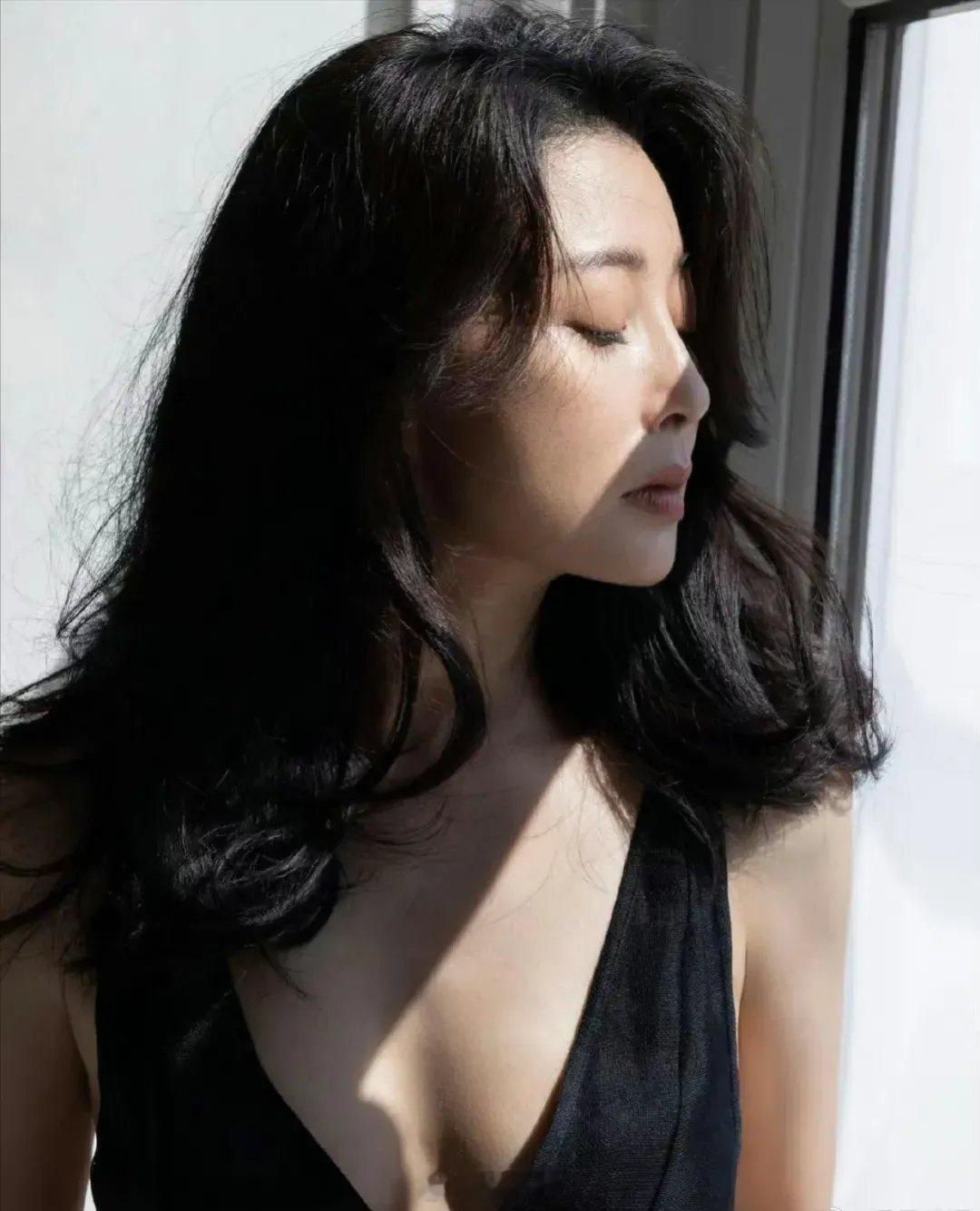 殷桃一袭深V露背长裙，这气质真是无与伦比，氛围感直接拉满了！ ​​​