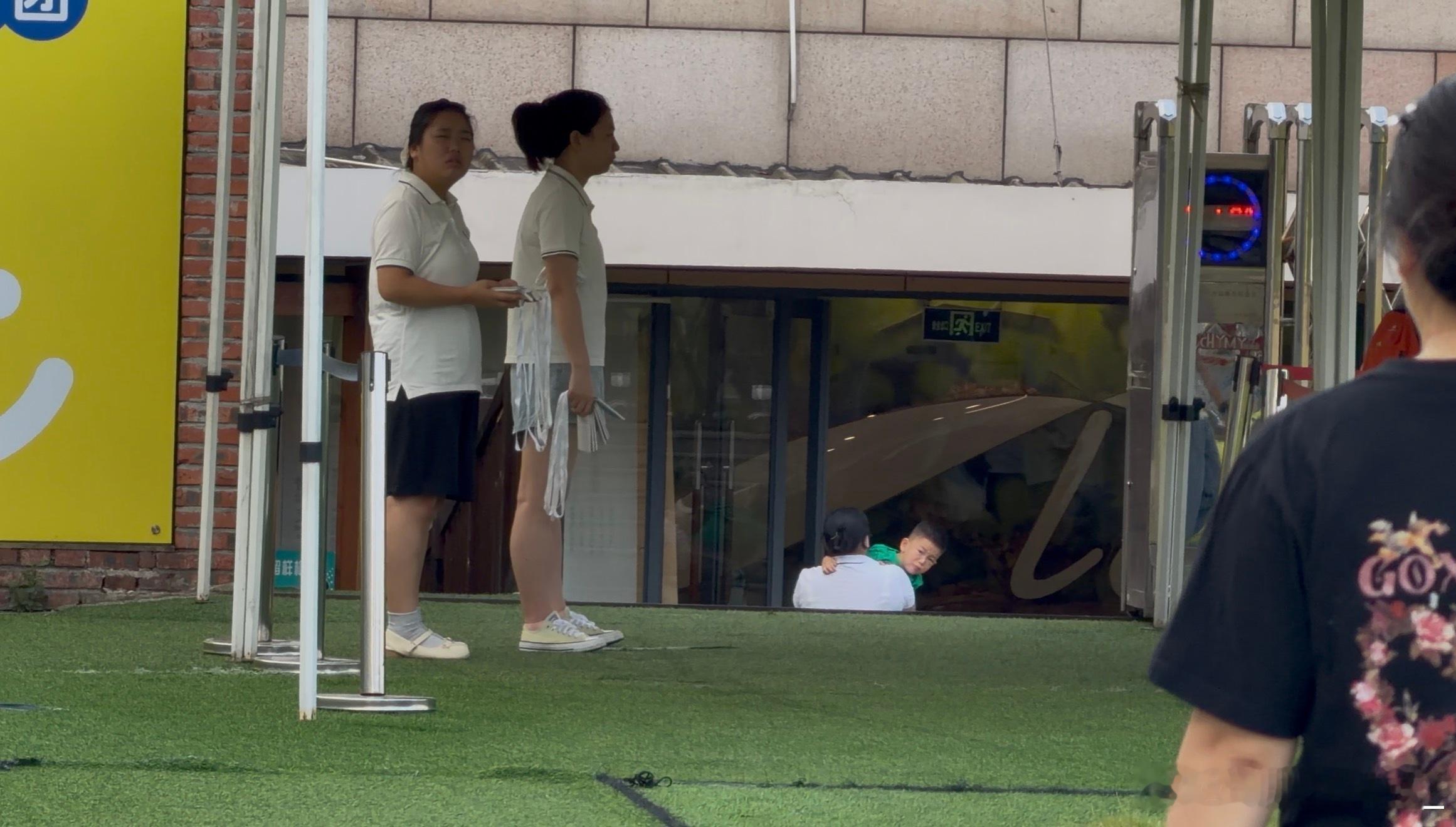 终于到了喜闻乐见的回过神来的第二天，开始问我可不可以不去幼儿园了，然后被哭着抱进