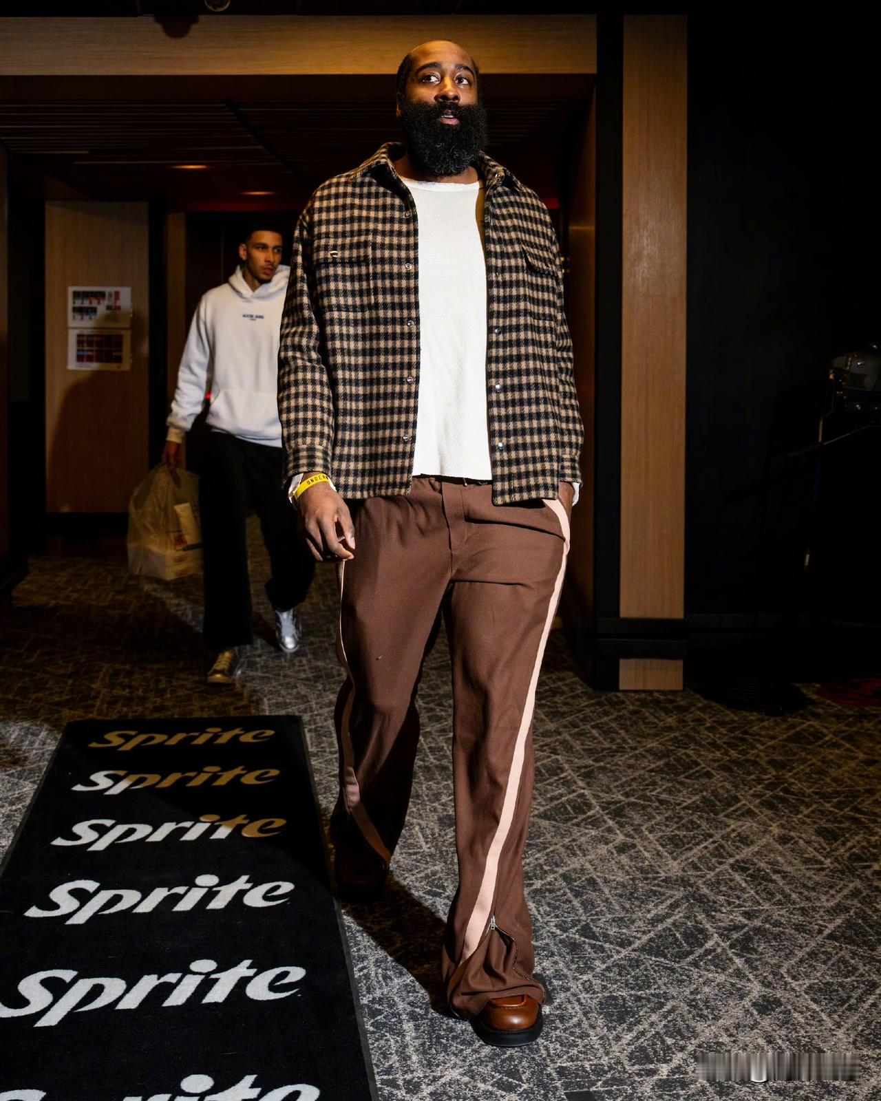 哈登米切尔领衔骑士球员入场，骑士开始新时代！

今天，骑士将回到主场迎战东部弱旅