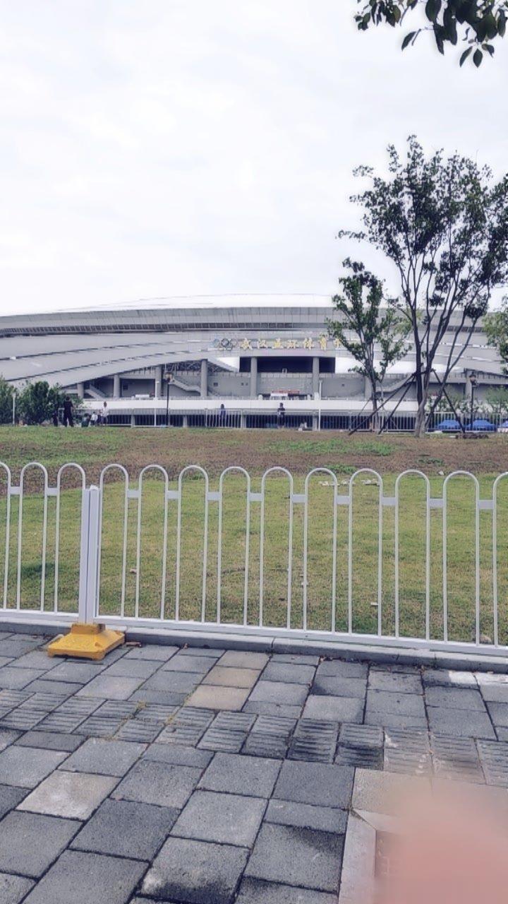 外面一堆的人，有人操着大喇叭说不要买黄牛票，问了下好像是五月天演唱会 ​​​