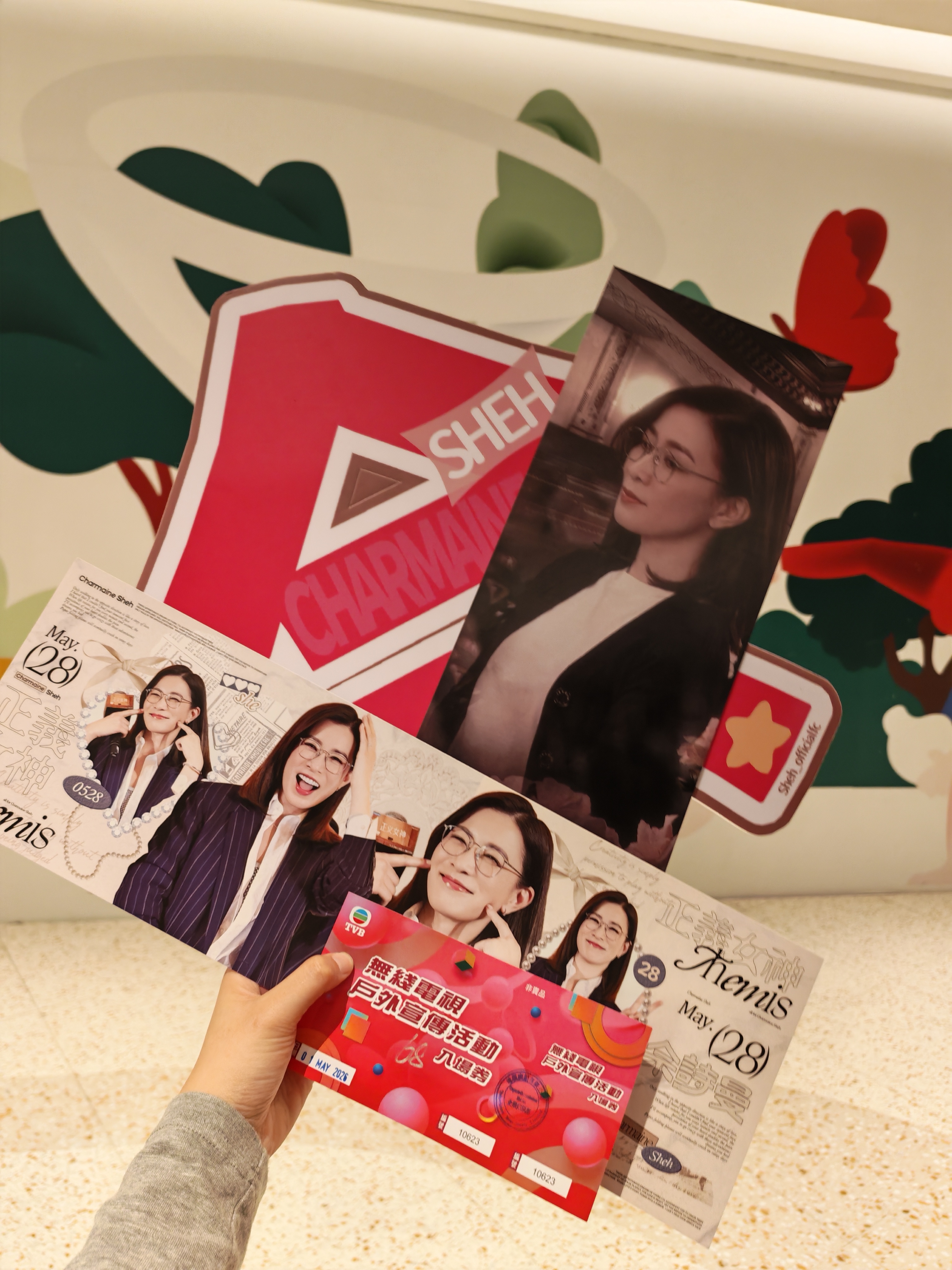 紧张地等等等 无奖竞猜家佘今晚戴不戴眼镜呢那么😍永远爱佘诗曼吧❤️❤️❤️❤️