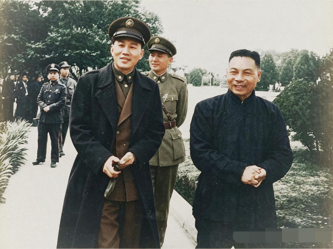 1947年，南京。孙立人和蒋经国。
 
抗战胜利后，孙立人率领新一军赴东北作战，
