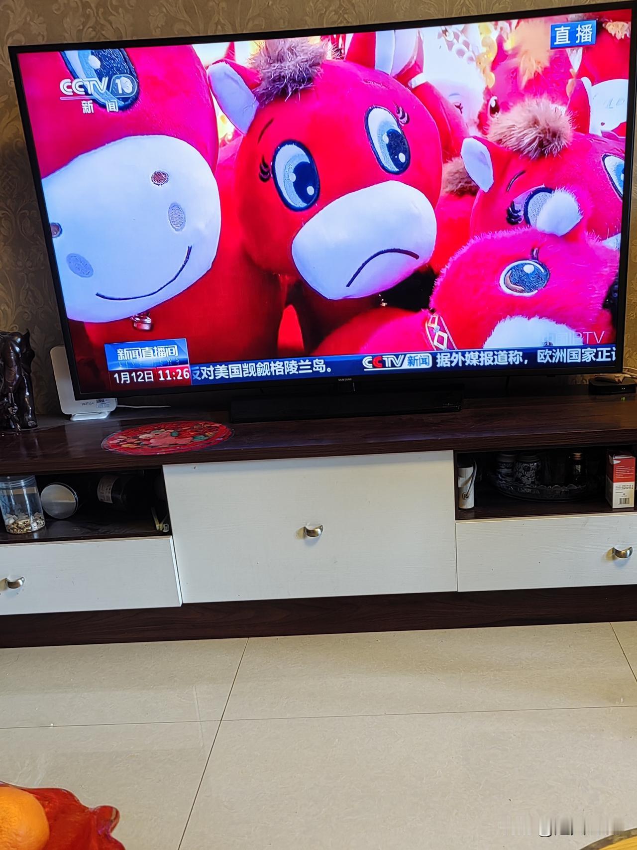 昨天中午看新闻，
市场的年味十足。

被这一则新闻惊叹，
今年小马的玩偶，
被工