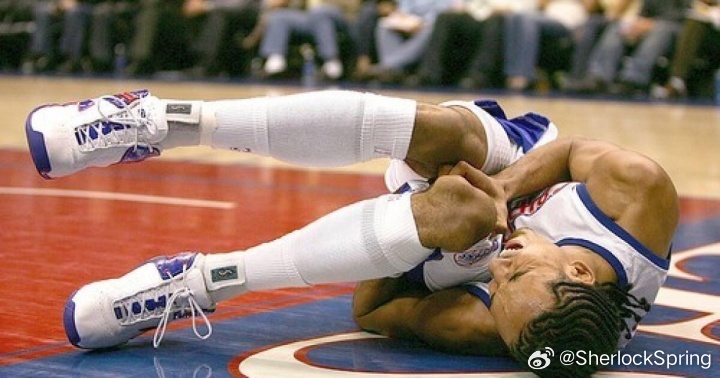 穆迪在加时赛最后时刻无对抗起跳受伤，膝盖明显变形，肉眼可见的左膝髌骨脱位，被担架