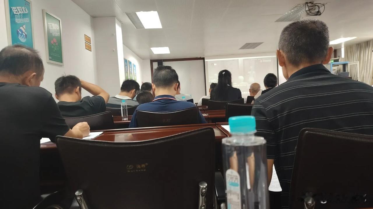 原来开办一家企业有这么多的事情需要处理的，作为政府部门上级领导安排的各种会议，不