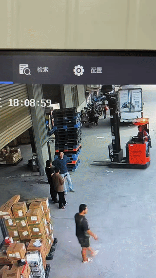 幸亏旁边有人提醒，这才避免了被砸！
不然一下子被这么多塑料垫板砸到身上，是肯定会