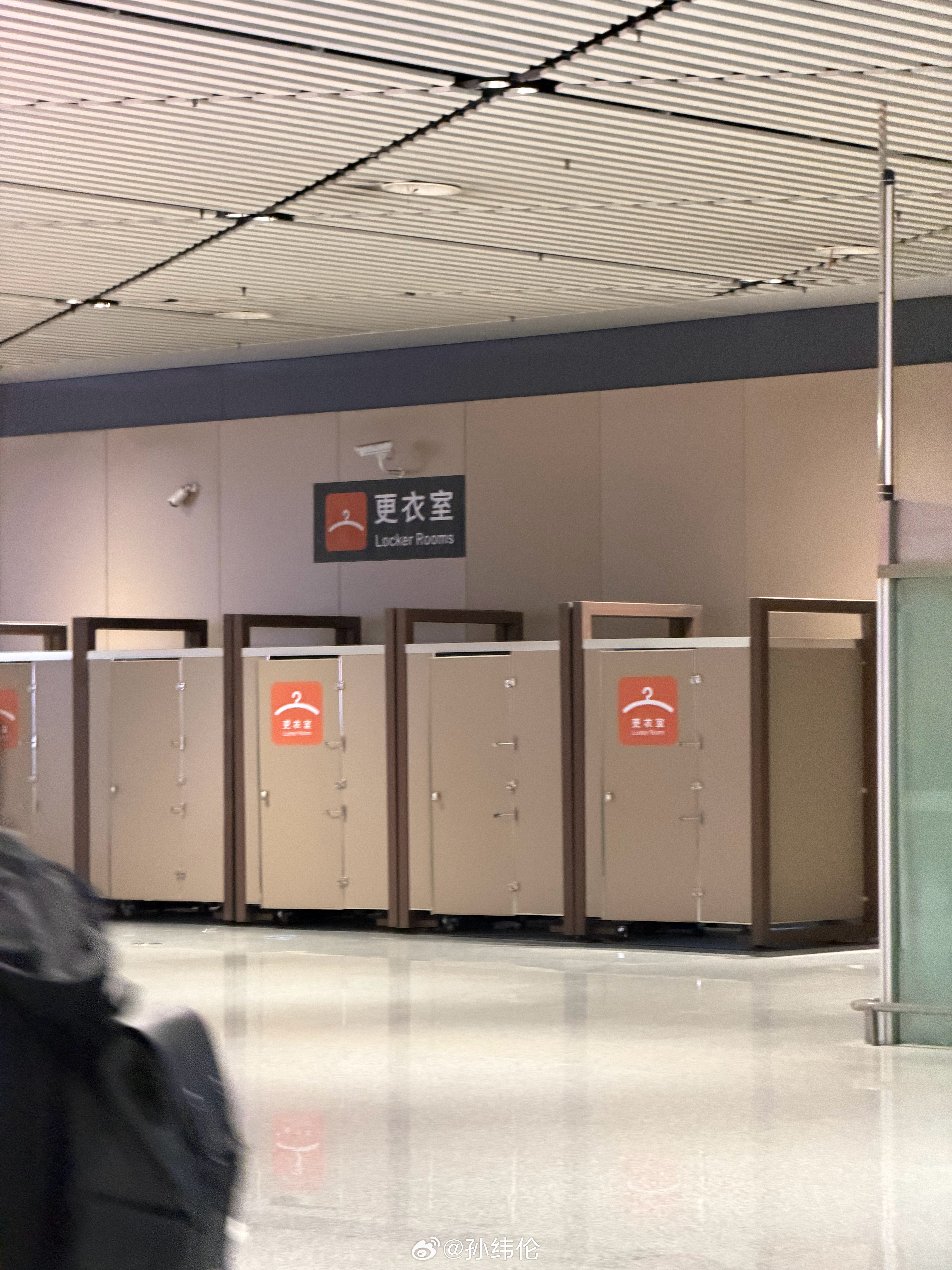 落地哈尔滨，和南方城市最大的不同:更衣室格外格外的多，整片行李提取处都是，这儿的