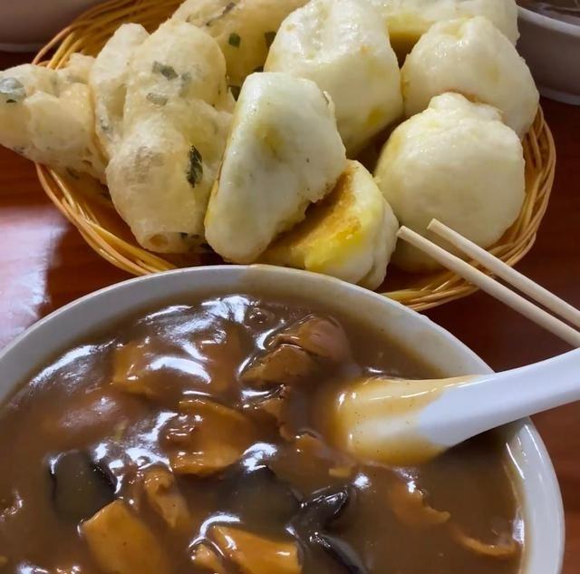 爸妈在洛阳玩嗨了，被一碗胡辣汤圈粉，都不想回家。

光荣胡辣汤店，牛肉的，汤稠味