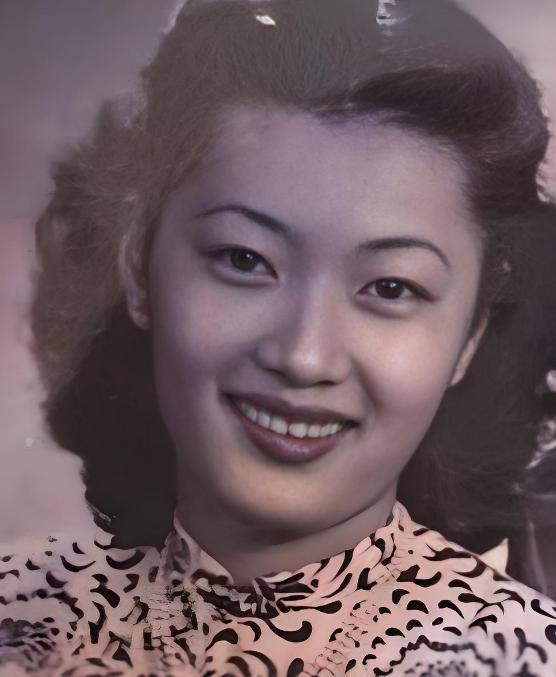 1946年，孔祥熙女儿逛公园遭军阀公子街头调戏，她立即举枪便射，两人互射十几发，