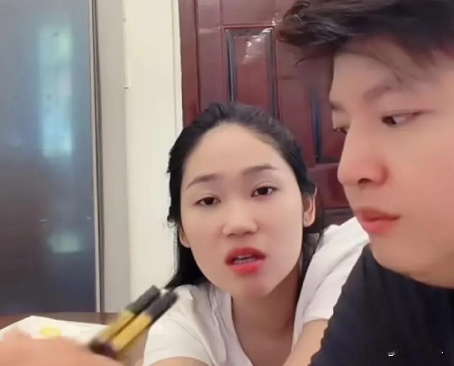 小松秋秋最近这件事情，粉丝们的看法很不一致。主要是因为觉得小松在越南给老丈人盖房