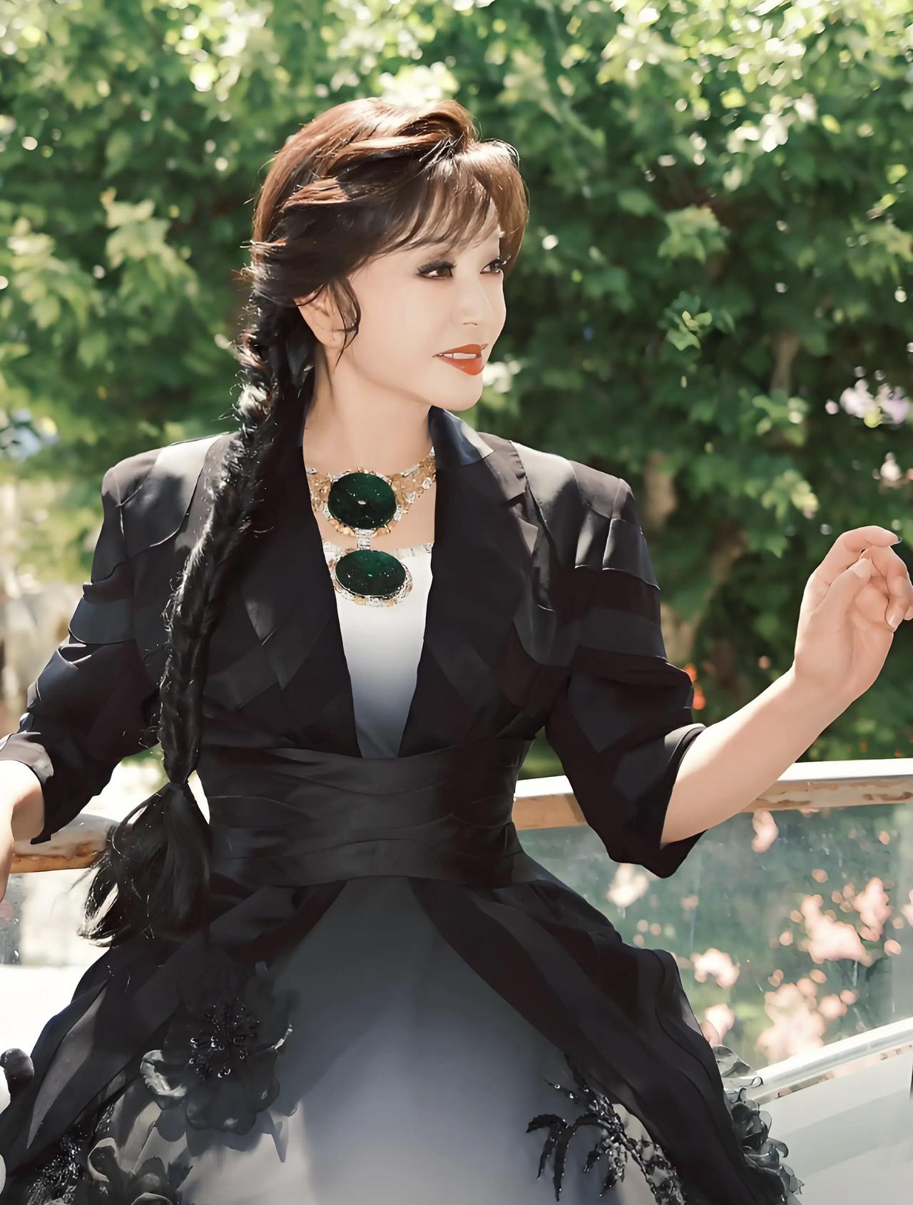 刘晓庆75岁的状态确实让很多人感到羡慕。她不仅保持了良好的身体健康和精神状态，还