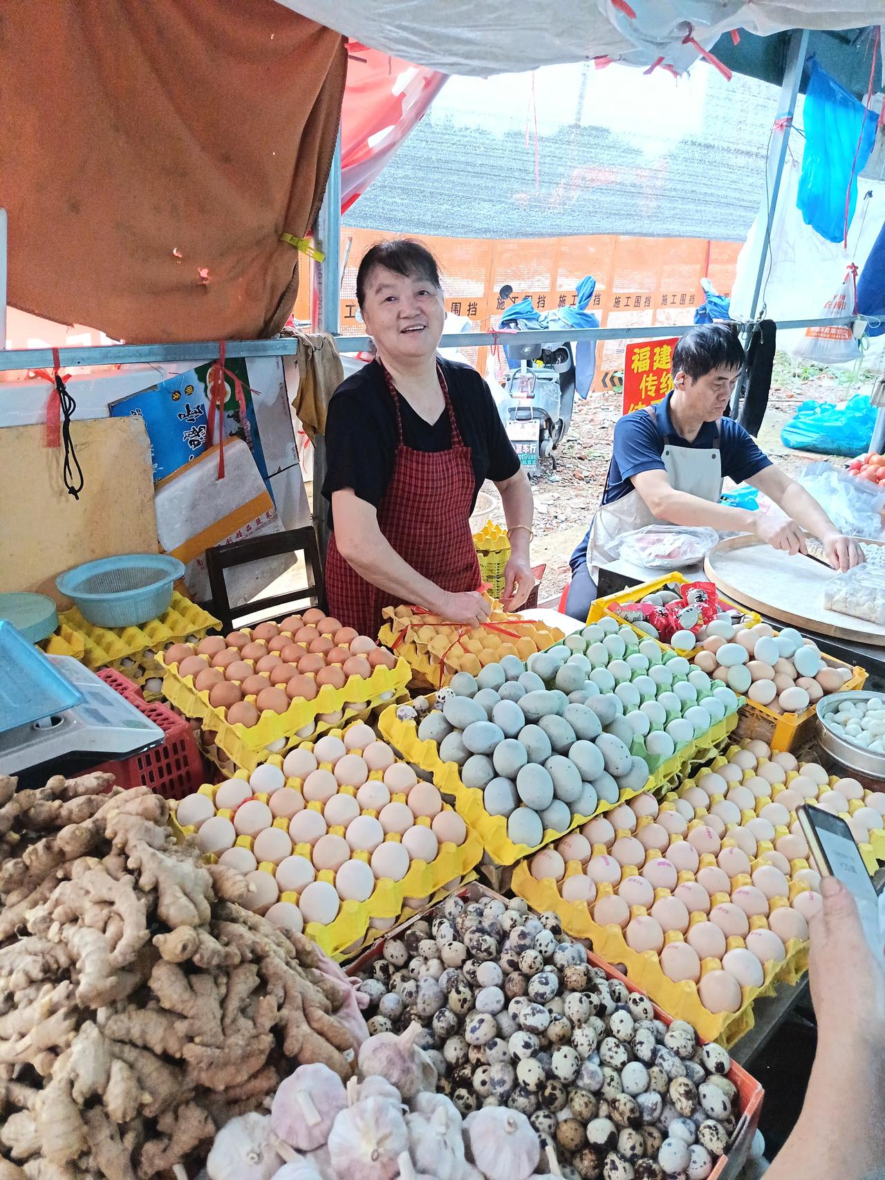 今年的鸡蛋也坐上了“火箭”。

早上起来晨练后，就去南昌市抚河桥菜市场买菜。
