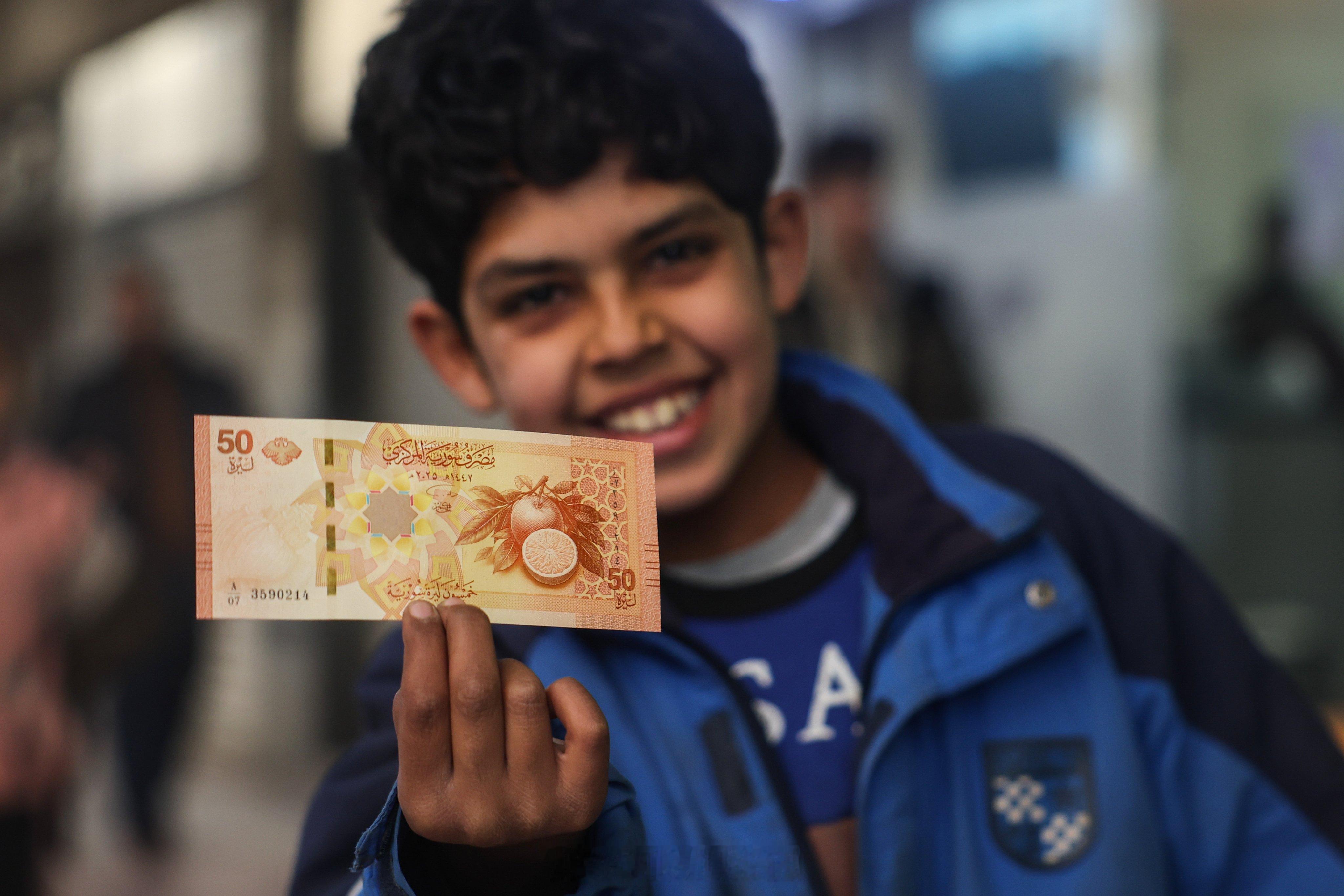 叙利亚新钞票 叙利亚钞票全面革新几十年来，叙利亚纸币上一直印着阿萨德父子的头像。