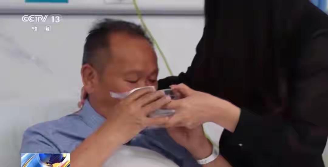 湖南郴州，女子骑车出门，路上突然被一陌生男子箍住脖颈，她瞬间脸色惨白，呼吸困难，