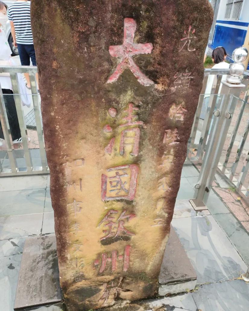 东兴入境越南不丝滑
东兴街上走一下发现没什么人，可能最近芒街一日游暂停了。游一下