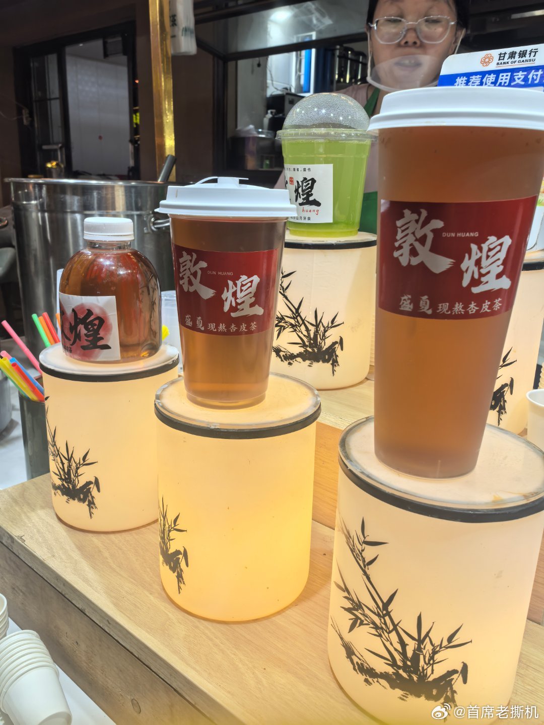 12点的敦煌夜市，人满为患，也太热闹了，先搞杏皮水，接下来该点什么？ 敦煌·敦煌