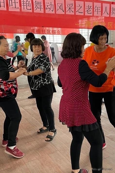 老人秋季养生别盲目，记住这几个小要点
 
入秋后昼夜温差越来越大，很多老年人稍不