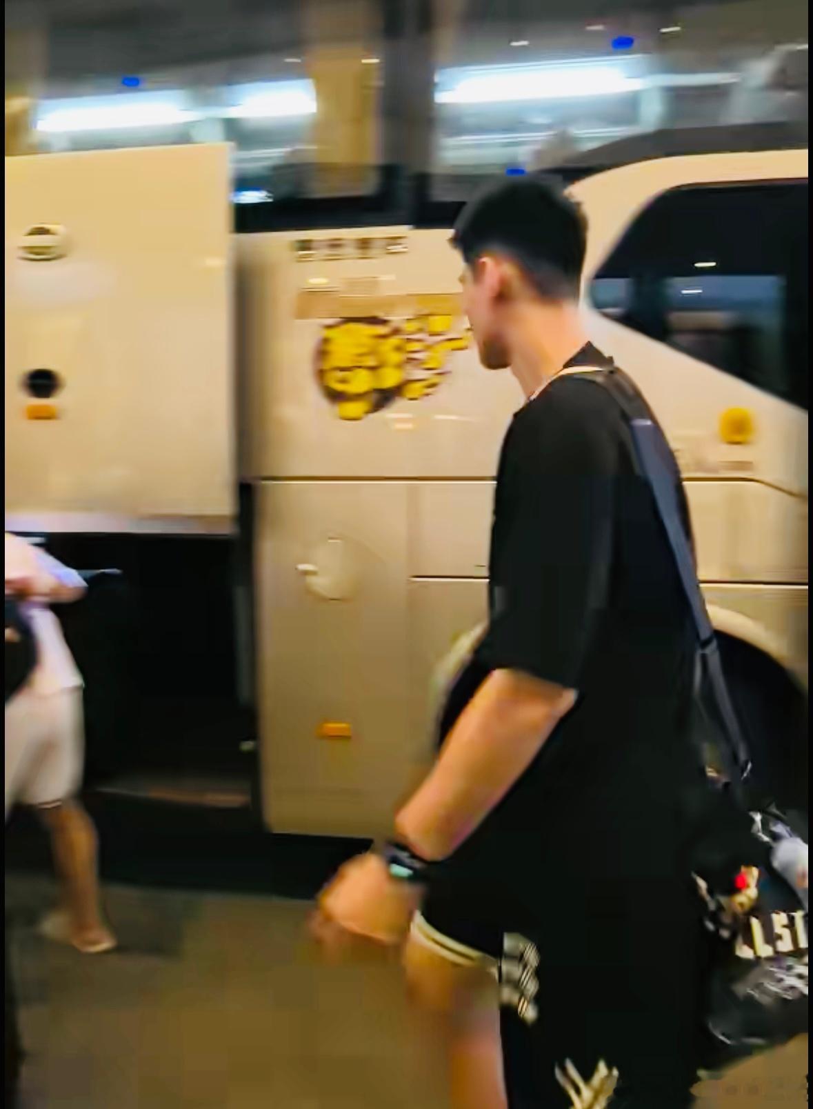 据前方球迷消息，广东宏远全队今天下午已经抵达了肇庆！明天晚上八点，广东男篮将要和