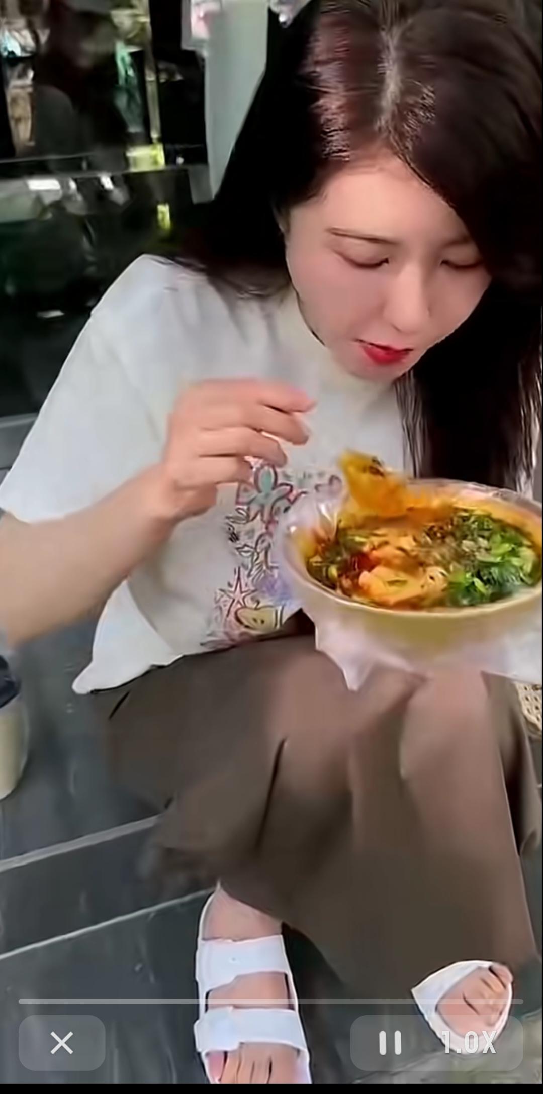 一流美人曾黎坐在路边台阶上吃饭，实在是接地气！