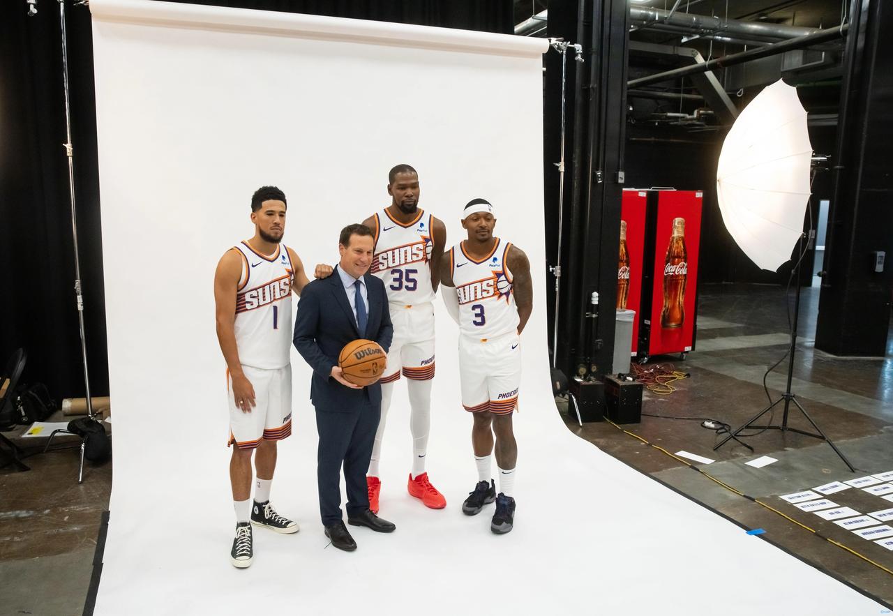 三巨头首次合体，太阳巨舰开始启航。
太阳队公布今天首发阵容，杜兰特、布克、比尔迎