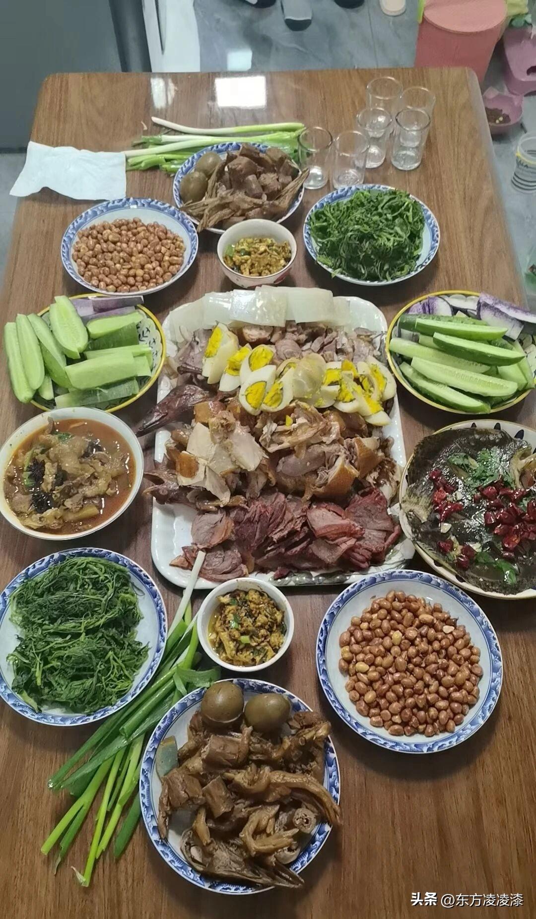 这一桌子菜，除了中间这一大盘子看上去有食欲以外，其他都了了！